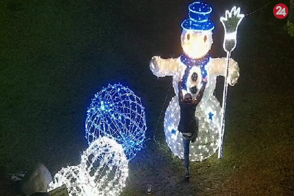 Poškodený svetelný snehuliak v centre Považskej: Takto sa naň liezlo...